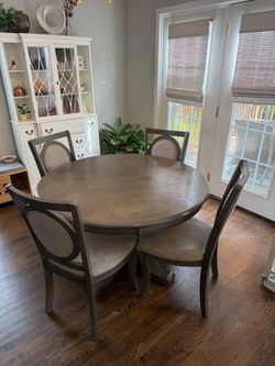Round Dining Table with 4 Chairs