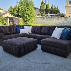 Beautiful Large U-Shape Sectional Sofa & Ottoman (Delivery Available)