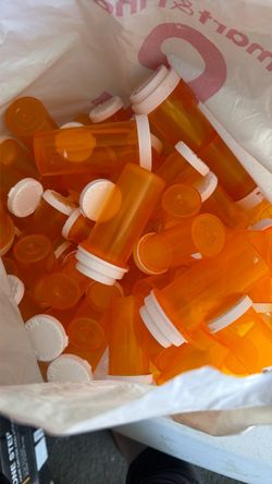 Lots off empty different sizes pills bottle, can be use for small beads,seeds, needles , and …. $0 free pick up
