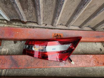 2016-2018 Toyota Avalon Right Side Taillight Used Oem
