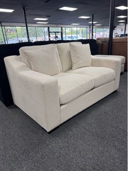 Beige Loveseat. 🚚WE DELIVER🚚