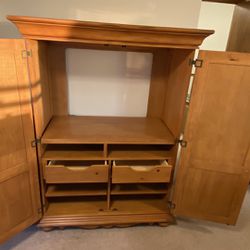 Armoire , Located In Crown Point, IN 46307