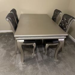 Dinning Room Table With 4 Chairs 