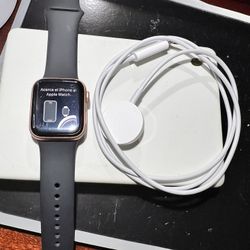 GOOD WORKING CONDITION APPLE WATCH SERIES 6 40MM CLEAN AND READY TO USE WITH ANY IPHONE 