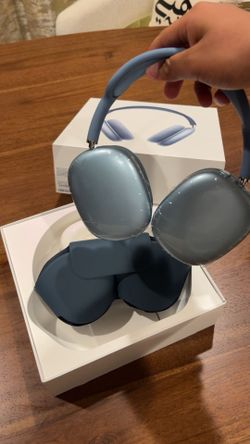 AirPods maxes