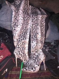 Woman's snake skin boots size 7