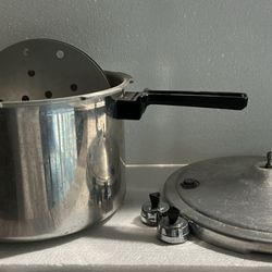 Vintage Presto Pressure Cooker/ With Steamer Rack