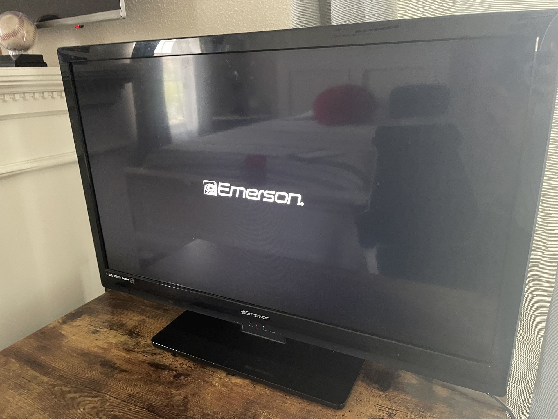 Emerson Flat TV 32inch