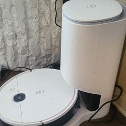 Vaccum Robot With Dock