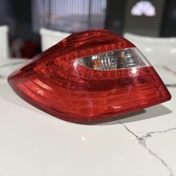 12’-14’ Hyundai Genesis Left Tail Light