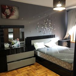 Queen Bed With Mirrors Shelf 400$