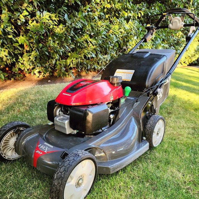 Honda HRX217VYA Self Propelled Lawn Mower - $650