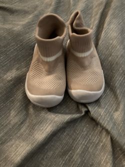 Free Little Girl Shoes Size 6 Suitable For Most 1 To 1.5 Year Olds