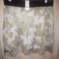 Beautiful. NWT Ladies Size Medium Skirt