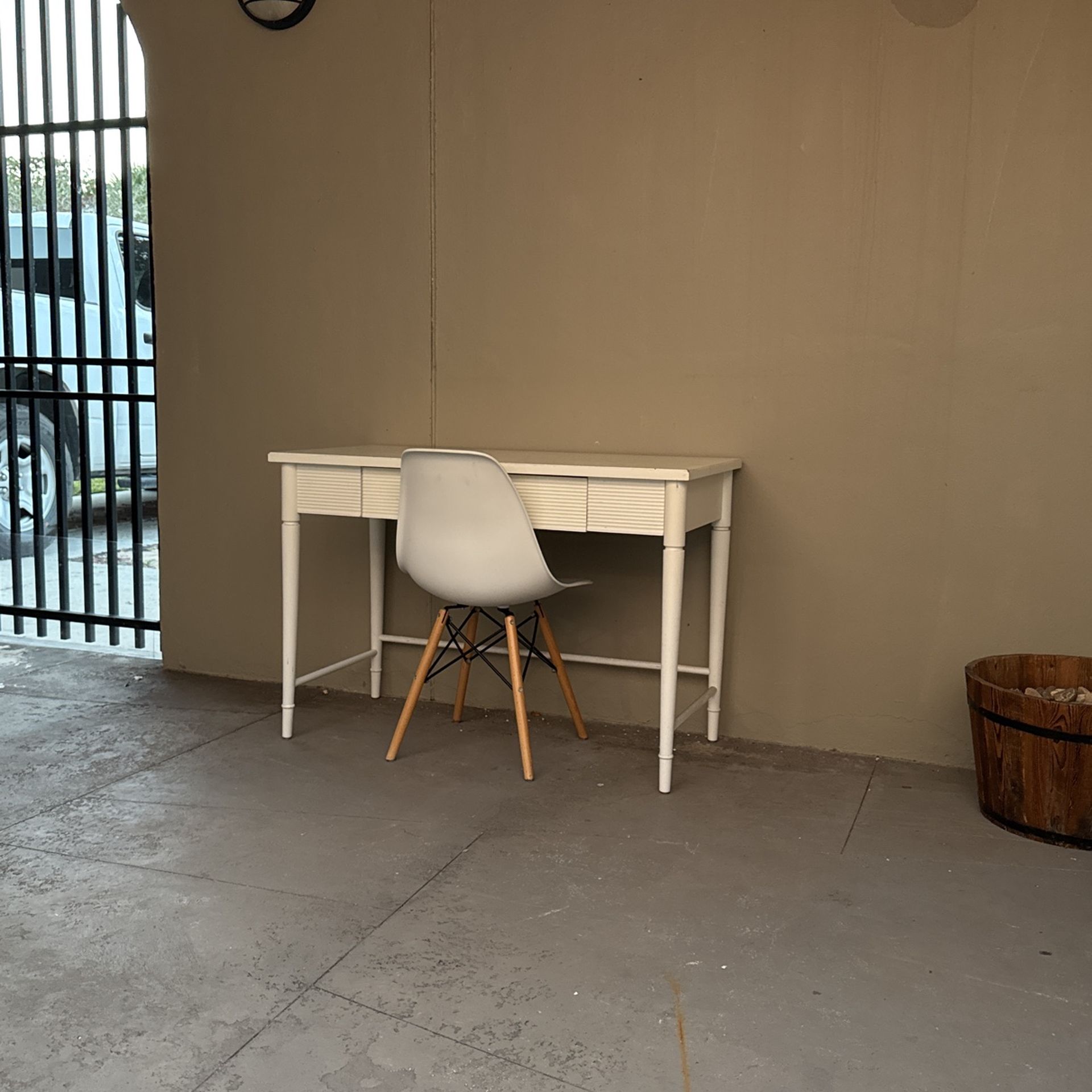 White Desk And Chair