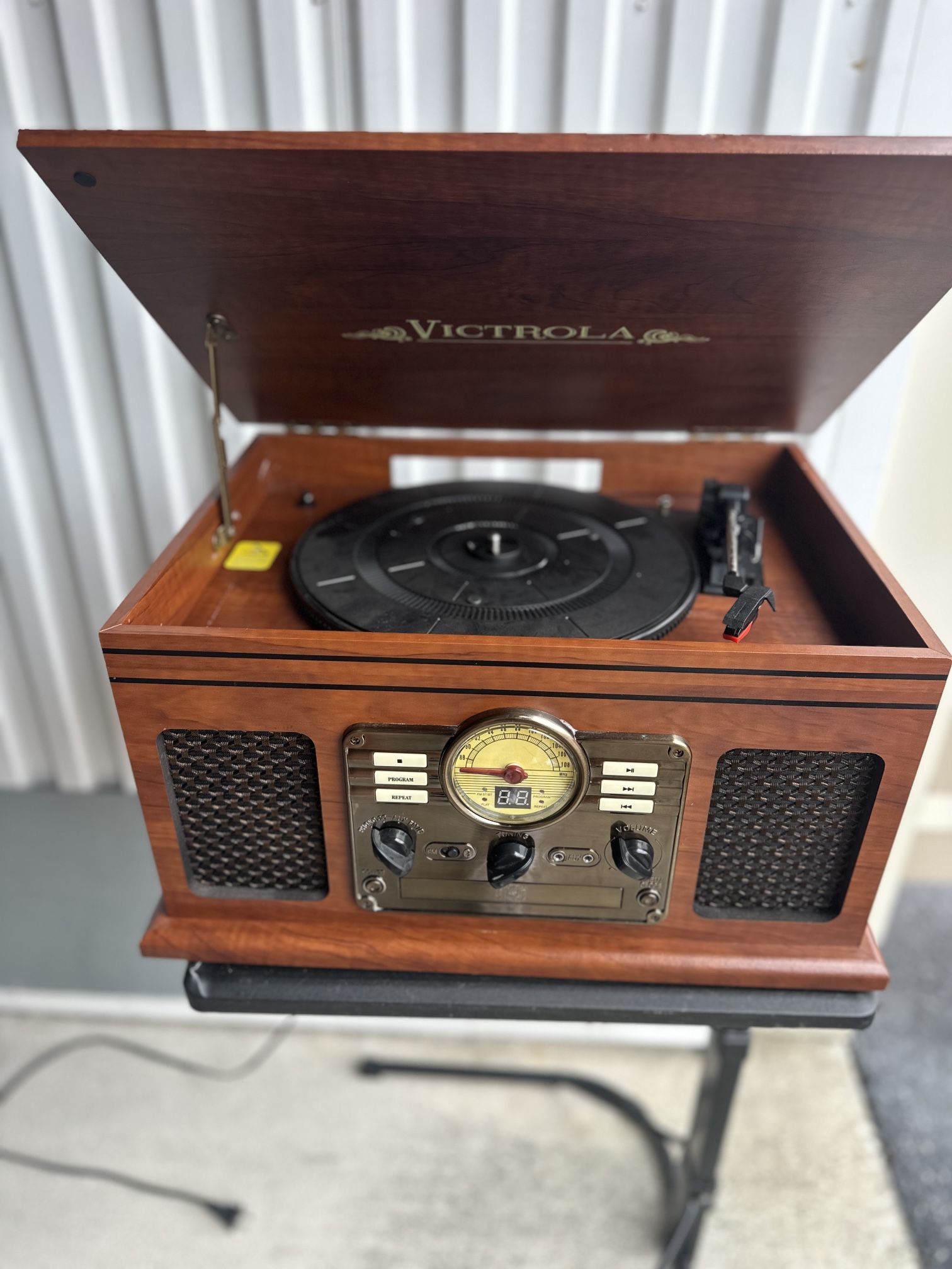 Victrola VTA-200B 6-in-1 Nostalgic Bluetooth Turntable - Mahogony (very good)