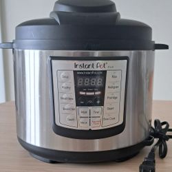 Istant Pot LUX60 6 In 1 (5quartet) Like New
