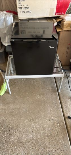 Midea Mini Fridge (1.6 cu. ft.) – Great Condition!