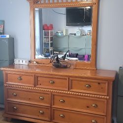 Cajonera De Madera Maciza/ Solid Wood Dresser And Mirror