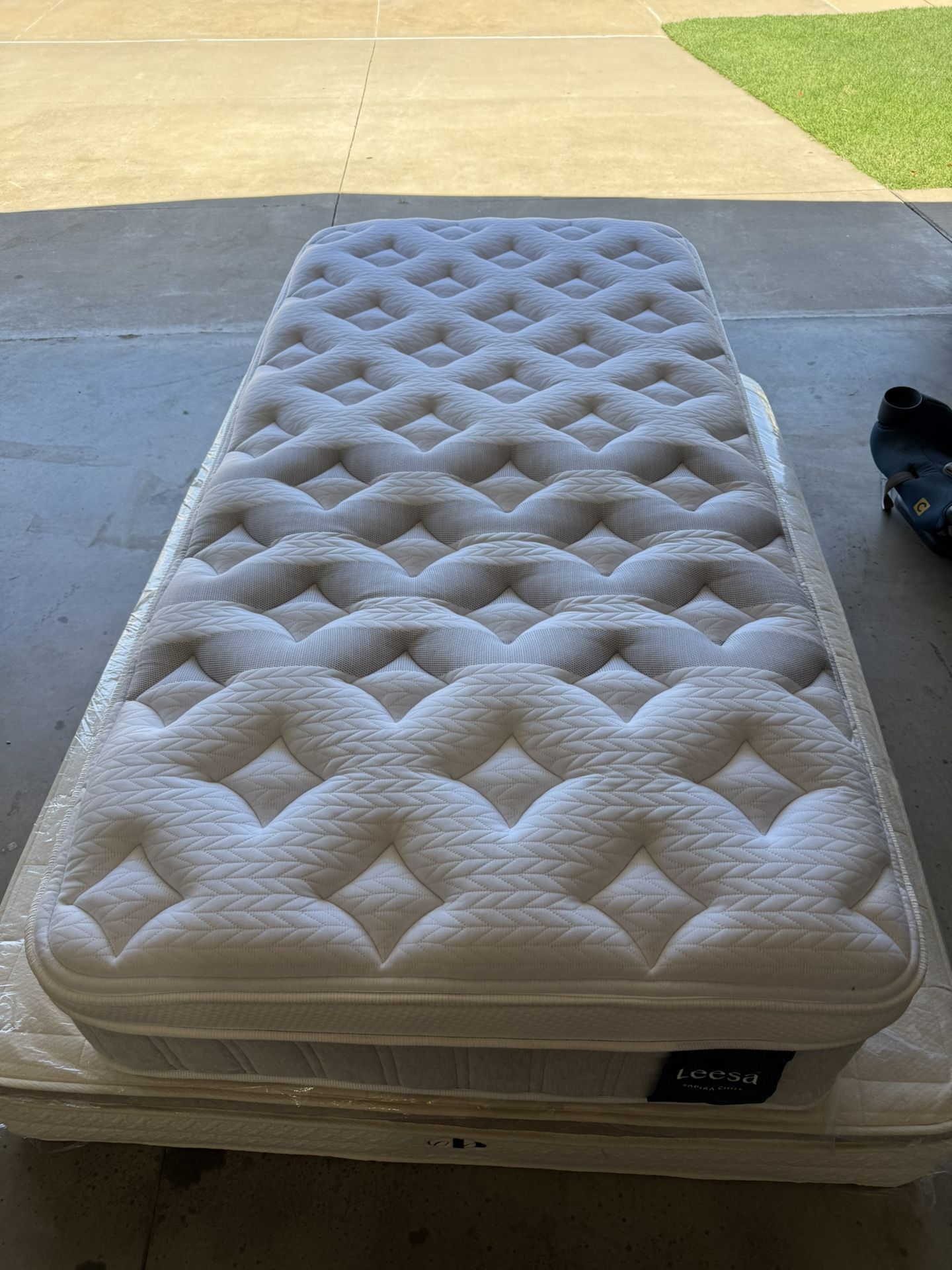 Leesa, Sapira Chill Hybrid Mattress, Twin XL, Firmness: Medium-Firm Like New, only used for a few months
