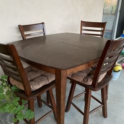Dining Table With 4 Chairs Wood Very Nice Condition