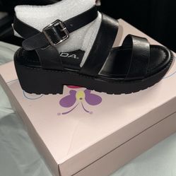 SANDALS 