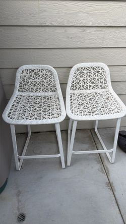 2 bar stools