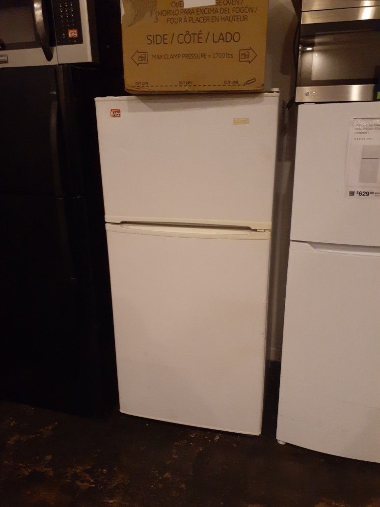 10% Off Today Used Excellent Condition Magic Chef Top And Bottom Refrigerator 28in 