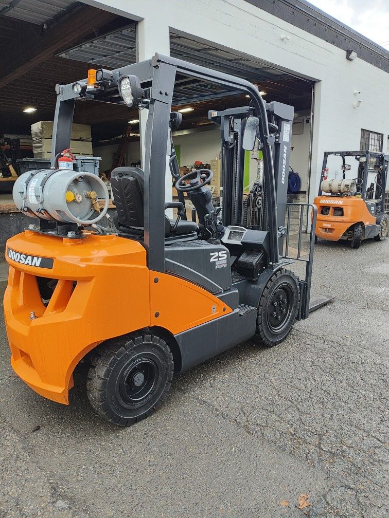 New Doosan G25 5,000 Lb Capacity Forklifts In Stock