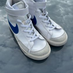 NIKE BLAZER Size 3