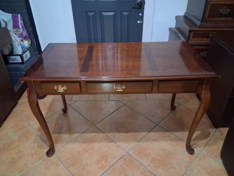 Queen anne style 3 drawer wood Writing desk