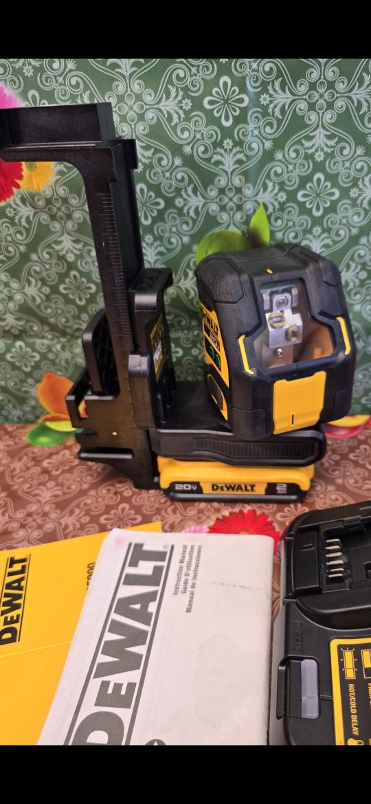 DEWALT
(Brand Rating: 4.5/5)
20V Max Lithium-Ion Cordless Green Cross-Line Laser Level Kit, (1) 2.0Ah Battery, Charger