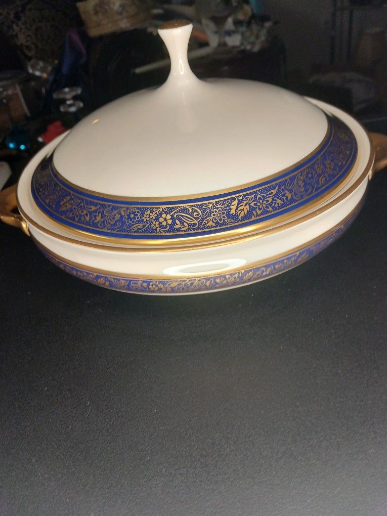 Lenox Barclay~(1)~Ivory Gold Cobalt Round Covered Vegetable Bowl and Lid~Perfect
Dolls and Dishes (2783)