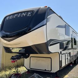 2020 Alpine 5th Wheel Rarely Used 