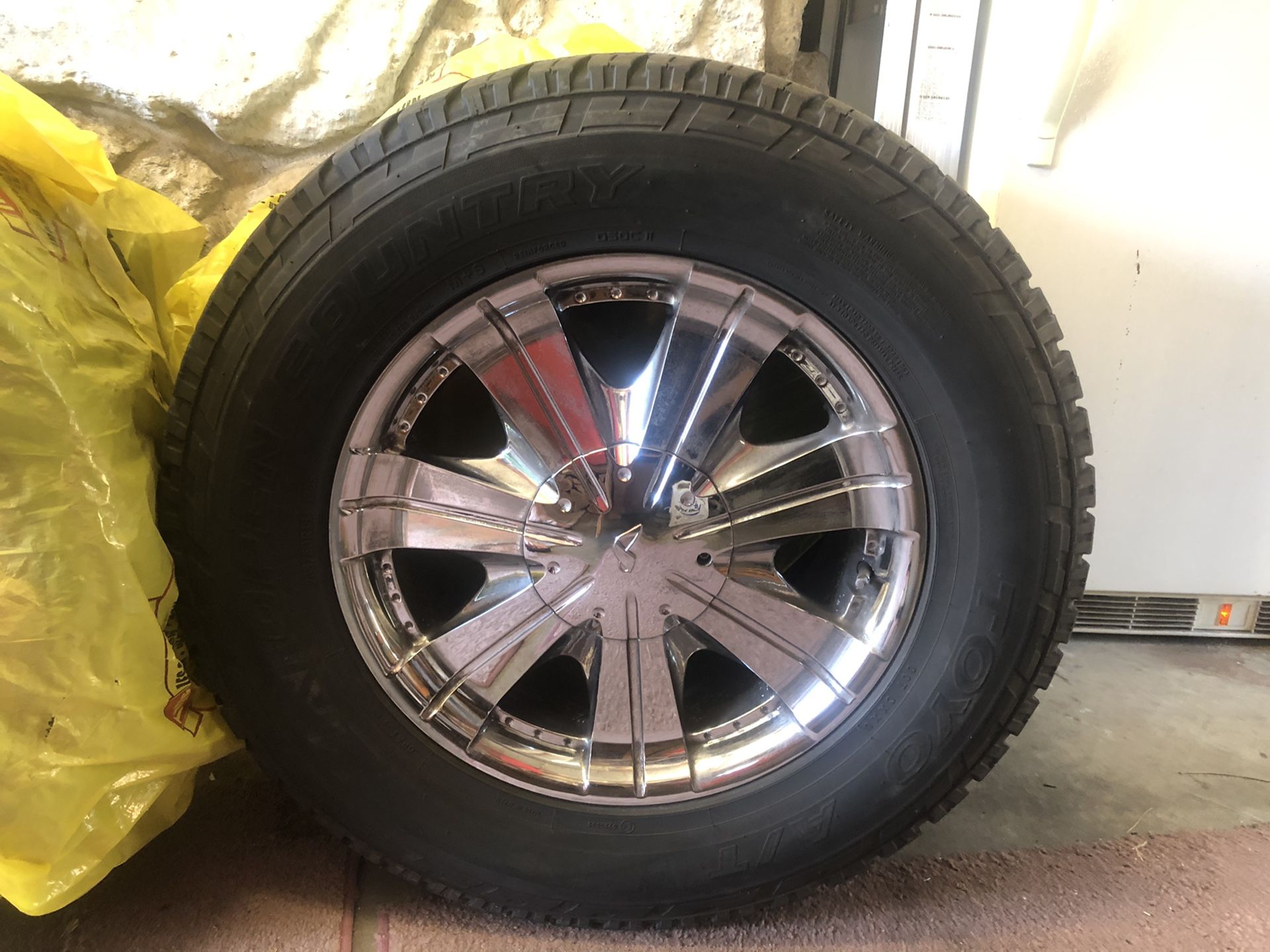 Toyo tires & Rims 285/60R18 A/T