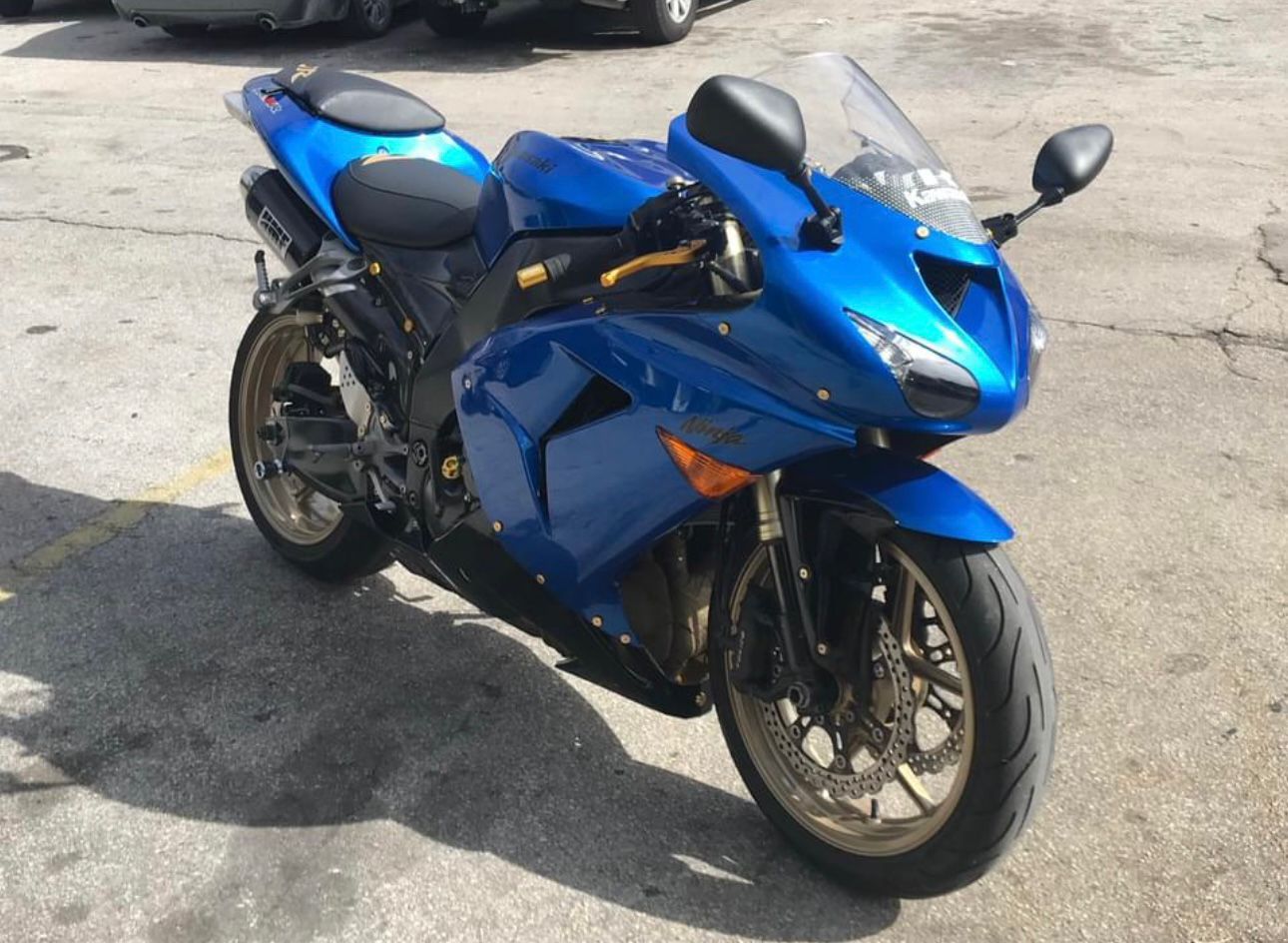 07 Kawasaki ZX10R 1700 miles mint condition 
