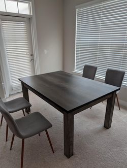 Extendable dining table