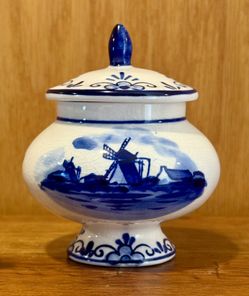 AUTH VTG DELFT BLUE HOLLAND HANDPAINTED SUGAR BOWL TRINKET JAR BOX URN 3.5”