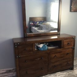 Solid Wood Dresser With Mirror 