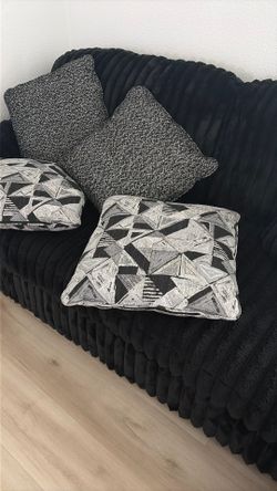 4 Couch Pillows Pick Up Today ! 