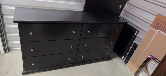 Six drawer dresser with vanity mirror