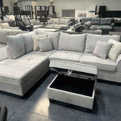 Small L Sectional With FREE ottoman 