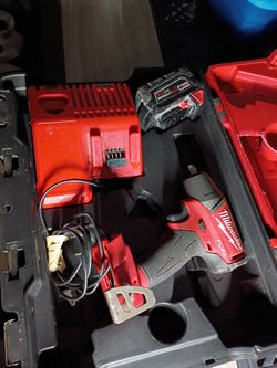 Pistola De Impacto De 3/8 Pila 5.0 Cargador Y Caja