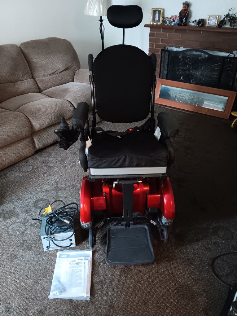 invacare Jay J3 back powered wheel chair used 4 times with battery charger and owners manual.       read carefully needs new batteries