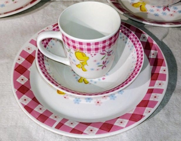 Looney Tunes Tweety Bird Collectible Dinnerware Set.