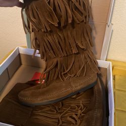 Size 6 Woman’s Fringe boot 