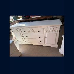 🌹BEAUTIFUL WHITE COLOR DRESSER 64” X17” 32”🌹