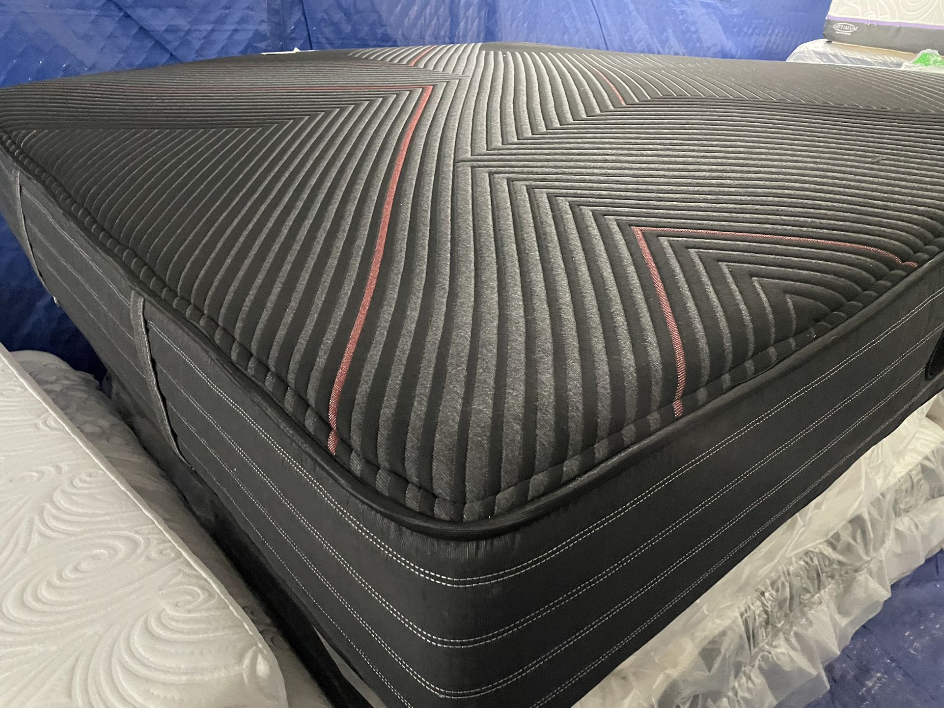 Simmons Beauty Rest Black Hybrid Model king mattress. Must go this week. I can also deliver.