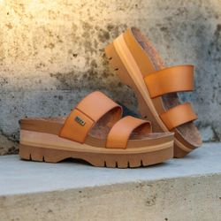 Brand new in box REEF Cushion Vista Higher
Women's Arch Support Sandals SELLS FOR $85 size 7 and 8