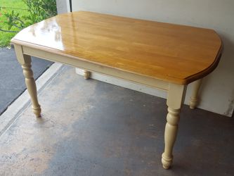 Attractive dining table in good condition.